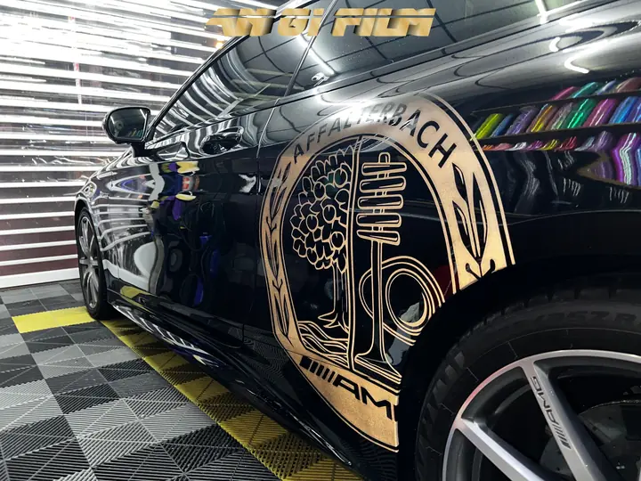 Mercedes-AMG・門板金色圖騰